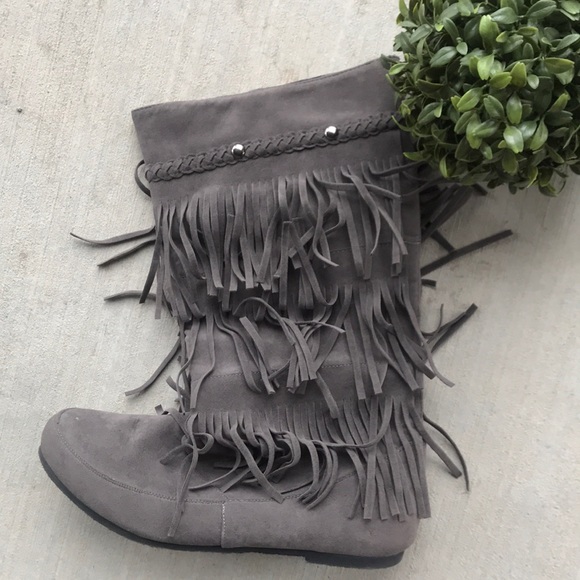 SOLD Boots Fringe Gray/Like New Size 8 - Picture 2 of 5